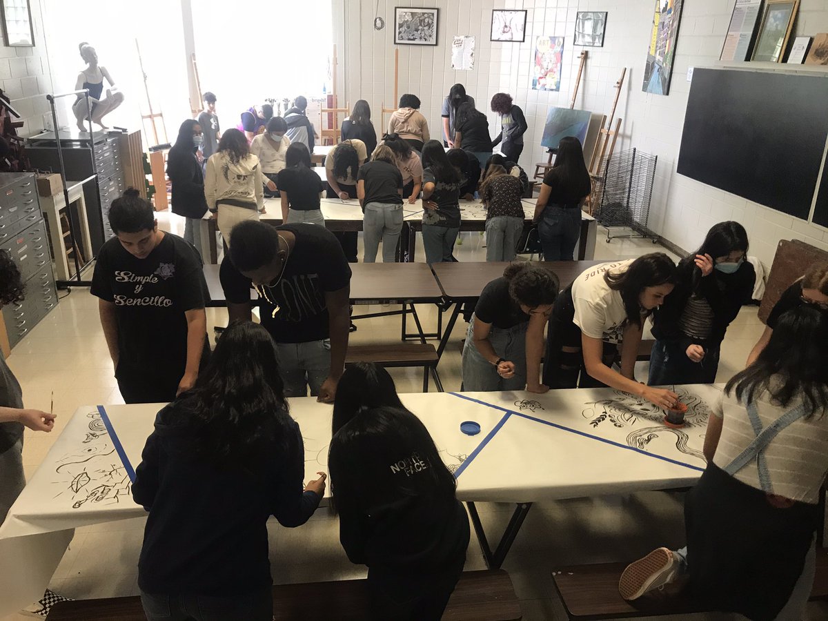 WHHS_Art's tweet photo. Second period Art 1 and Art 2 students are picking up where first period left off... SO BEAUTIFUL! And so exciting! #sumiinkmurals @hallcountyschools @wh_spartans #together #westhallbesthall #whhsartrocks #thisissparta #todayinsparta #fineartscomplex https://t.co/4m0YplVtIM