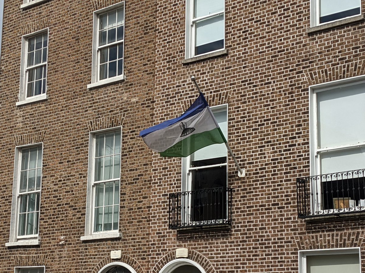 80dayspodcast's tweet photo. Spotted in the wild on a Dublin walkabout this afternoon. Who remembers this one? #flagtalk https://t.co/oZROUb94Rv