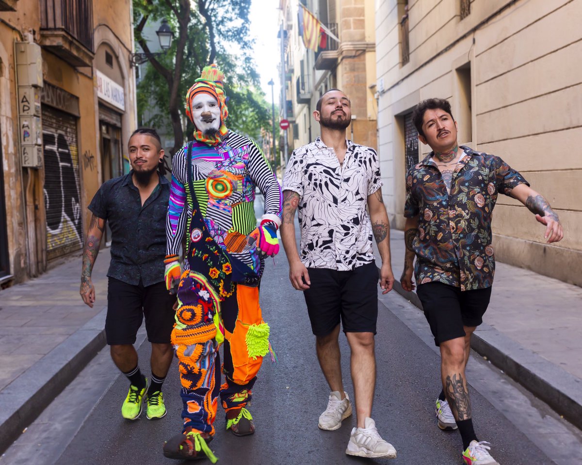 Nos quedan 17 días para que termine nuestra campaña de profondos para nuestro próximo álbum Un Nuevo Sol! Y <a href="/KarcochaStreet/">Karcocha Oficial</a> ha confabulado esta gran idea🤪 pronto más novedades 🙃 verkami.com/projects/30777…