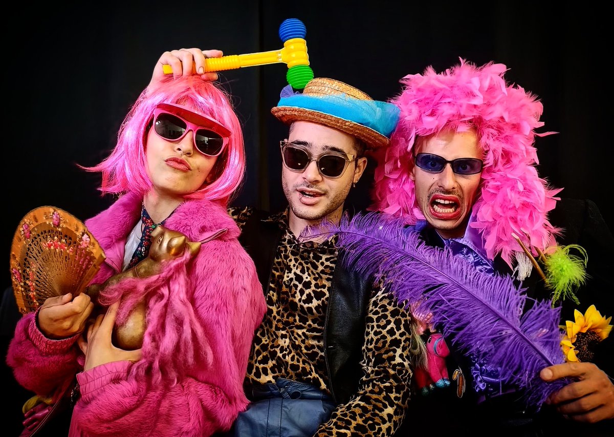 O nosso Artista Associado Filipe Moreira estreia este sábado a sua nova criação “Cabarex” - um espetáculo que "convida os espectadores boémios e puritanos a uma viagem contemporânea e absurda ao mundo do cabaret". Dias 7 e 21 Agosto às 20h30 no Espaço <a href="/maushabitos178/">Maus Hábitos</a>