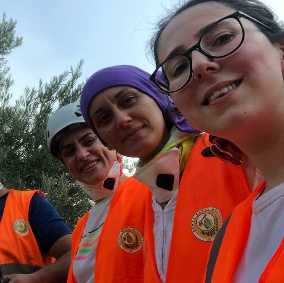 atakoop's tweet image. Kurucularımızdan Arzu ve türeticilerimizden Merve, gönüllü ekiplerle birlikte yangın söndürme çalışmalarında.
Doğayı, canlıları, dünyamızı birlikte kurtarıp, geleceğimizi yeniden inşa edeceğiz🌳 Her bir canlının yaşam hakkını hiç yorulmadan savunacağız.
Dayanışma yaşatır✌🏽