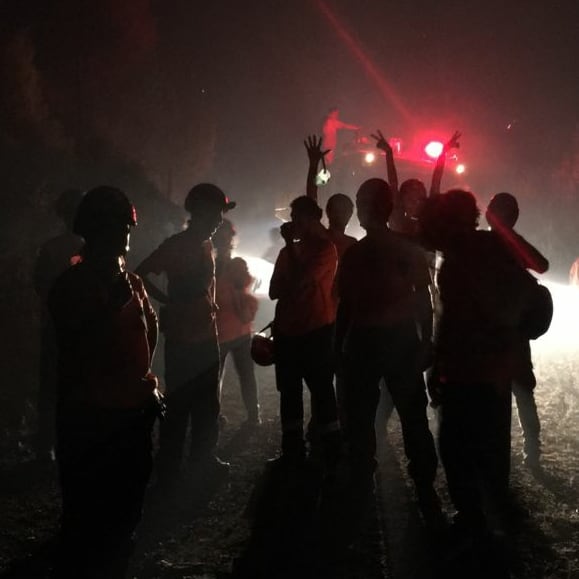 atakoop's tweet image. Kurucularımızdan Arzu ve türeticilerimizden Merve, gönüllü ekiplerle birlikte yangın söndürme çalışmalarında.
Doğayı, canlıları, dünyamızı birlikte kurtarıp, geleceğimizi yeniden inşa edeceğiz🌳 Her bir canlının yaşam hakkını hiç yorulmadan savunacağız.
Dayanışma yaşatır✌🏽