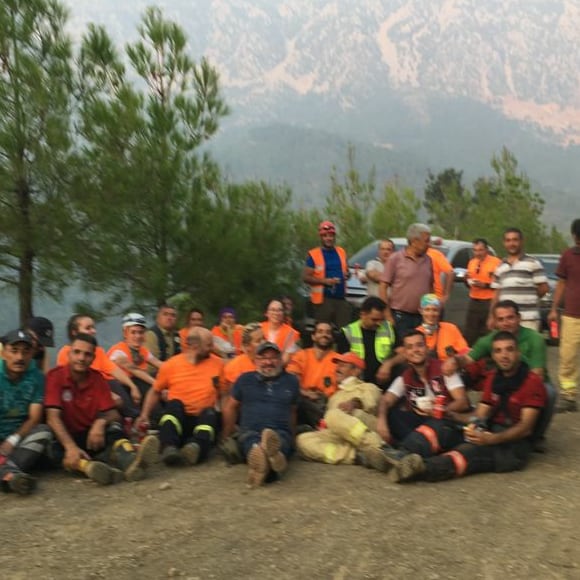 atakoop's tweet image. Kurucularımızdan Arzu ve türeticilerimizden Merve, gönüllü ekiplerle birlikte yangın söndürme çalışmalarında.
Doğayı, canlıları, dünyamızı birlikte kurtarıp, geleceğimizi yeniden inşa edeceğiz🌳 Her bir canlının yaşam hakkını hiç yorulmadan savunacağız.
Dayanışma yaşatır✌🏽