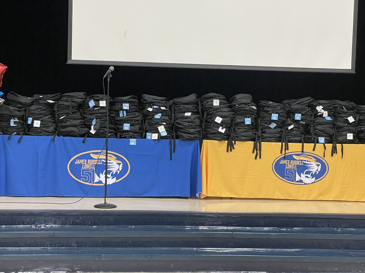 JamesRLowell51's tweet image. We are so thankful to @KGsKids1 for providing each student at JRL51 with a backpack &amp;amp; supplies. Thanks also to @ILoveBlueBell for ice cream! We ❤️ @KGsKids1 ! @IPSSchools @IPSTZ @AleesiaLJohnson @brynn_kardash @DrNHenderson @DrWarrenMorgan @LumbleyPat @jessdave5