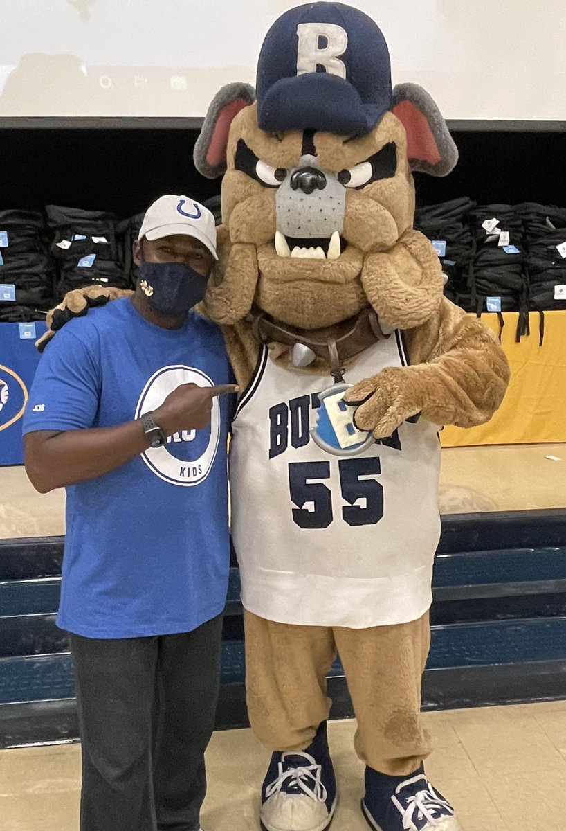 JamesRLowell51's tweet image. We are so thankful to @KGsKids1 for providing each student at JRL51 with a backpack &amp;amp; supplies. Thanks also to @ILoveBlueBell for ice cream! We ❤️ @KGsKids1 ! @IPSSchools @IPSTZ @AleesiaLJohnson @brynn_kardash @DrNHenderson @DrWarrenMorgan @LumbleyPat @jessdave5