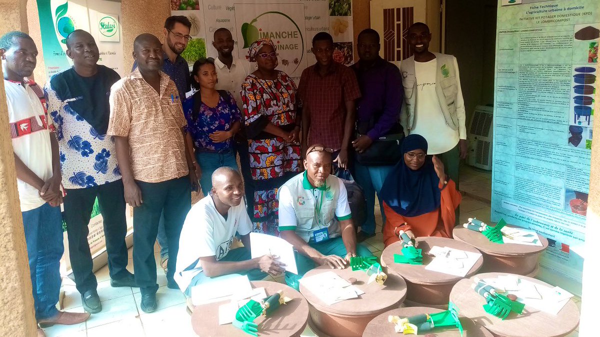 ambafr_au_niger's tweet photo. Rétrospective #ExpressionCitoyenne : le #potager urbain 🥬 pour l’autosuffisance alimentaire des ménages. #FASAM-Terre Verte a bénéficié du soutien de l’ambassade de France au #Niger 🇫🇷🤝🏽🇳🇪 pour son kit domestique et son programme de formations.
▶️ https://t.co/yaGpsqDT4T https://t.co/7f0t3guaHN