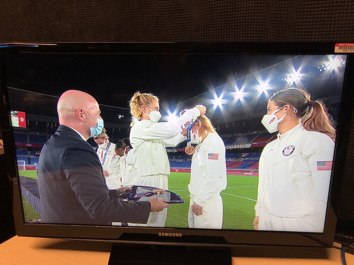 keepernotes's tweet photo. Covid protocol means teammates put the medal on each other! https://t.co/OuWaIu5N9F