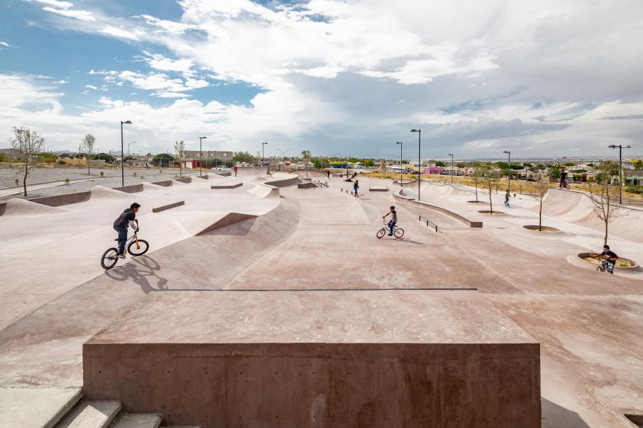 MeyerFalcon's tweet photo. #ArquitecturaSocial de México cruzando fronteras. Comparto artículo en la prestigiosa @wallpapermag sobre el skatepark que construyó @SEDATU_mx en Cd. Juárez.

Un proyecto de @Elias_Group y @ValiaW que está transformando la vida de miles de jóvenes. https://t.co/q3aOGUEWbX https://t.co/8x8oHPWGQv