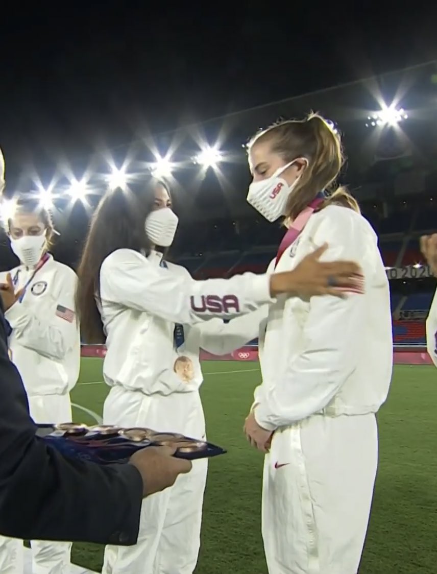 Christen putting on baby T’s medal and then squeezing her shoulders is so soft 🥺