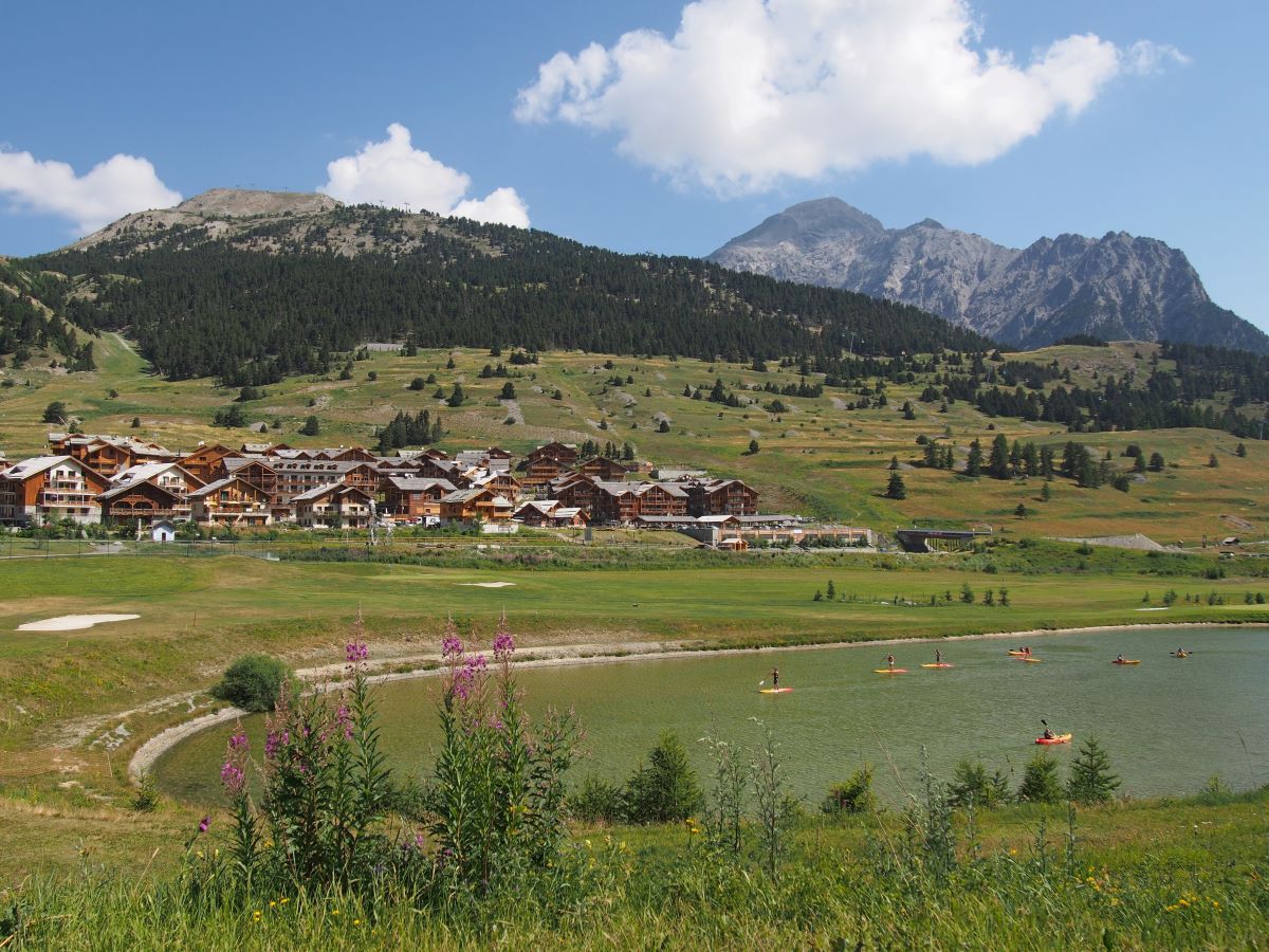 L’été au sommet
Montgenèvre, une station à cheval sur la France et l'Italie, garantit un ensoleillement au top pour des vacances réussies 👉 bit.ly/3fENZh3