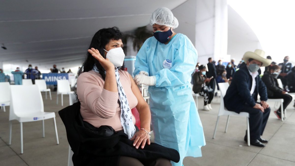 El presidente <a href="/PedroCastilloTe/">Pedro Castillo Terrones</a> y su esposa #LiliaParedes se vacunaron hoy con la vacuna #Sinopharm en SJL. Muy bien predicar con el ejemplo. Como país estamos aún en una carrera contra la enfermedad y debemos ganar a la desinformación. TODAS las vacunas salvan vidas. Vacúnate 🇵🇪