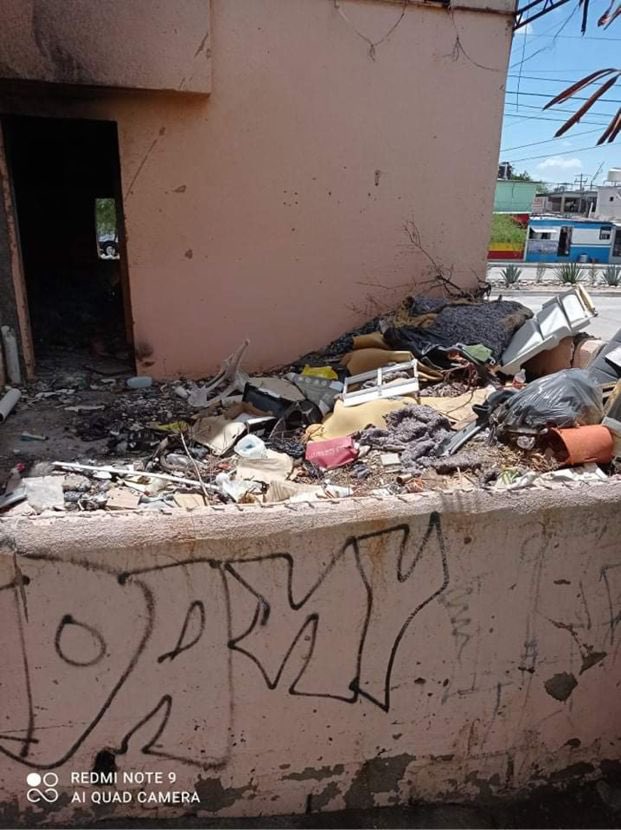 wzuloag's tweet photo. Atención @HermosilloGob
Vecinas-os de la Nuevo Hermosillo me reportan grave problema por un edificio abandonado, vandalizado, usado como basurero común. Hay malos olores e incendios, además de malas condiciones sanitarias. 
Remanso esq. con Bulevar Capomo, Col. Nuevo Hermosillo. https://t.co/eneuKFU8WV