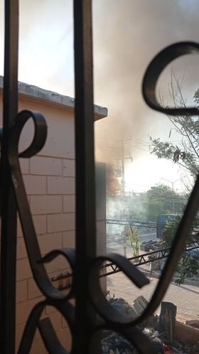 wzuloag's tweet photo. Atención @HermosilloGob
Vecinas-os de la Nuevo Hermosillo me reportan grave problema por un edificio abandonado, vandalizado, usado como basurero común. Hay malos olores e incendios, además de malas condiciones sanitarias. 
Remanso esq. con Bulevar Capomo, Col. Nuevo Hermosillo. https://t.co/eneuKFU8WV