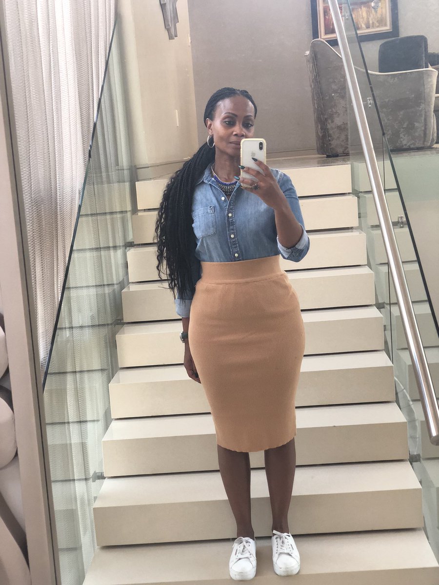 PeleMkhari's tweet photo. She’s exhausted, but she’s not giving up. 💪🏾 Let’s keep hustling friends, some journeys are longer than others but so worth the wait. Wishing you a very beautiful long weekend.
#LongFriday
#LongWeek
#TimeToChill
💙🤎 https://t.co/5CdyNzmuSd