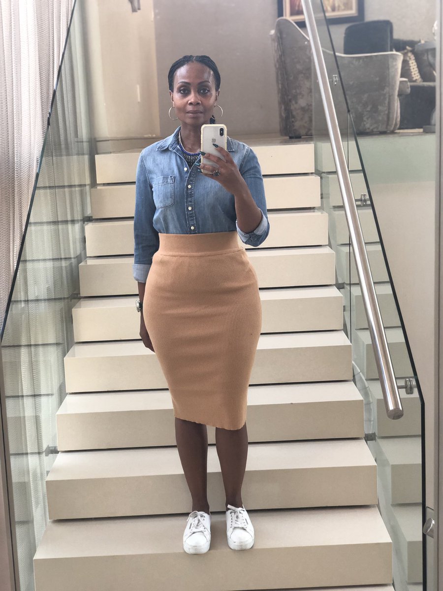PeleMkhari's tweet photo. She’s exhausted, but she’s not giving up. 💪🏾 Let’s keep hustling friends, some journeys are longer than others but so worth the wait. Wishing you a very beautiful long weekend.
#LongFriday
#LongWeek
#TimeToChill
💙🤎 https://t.co/5CdyNzmuSd