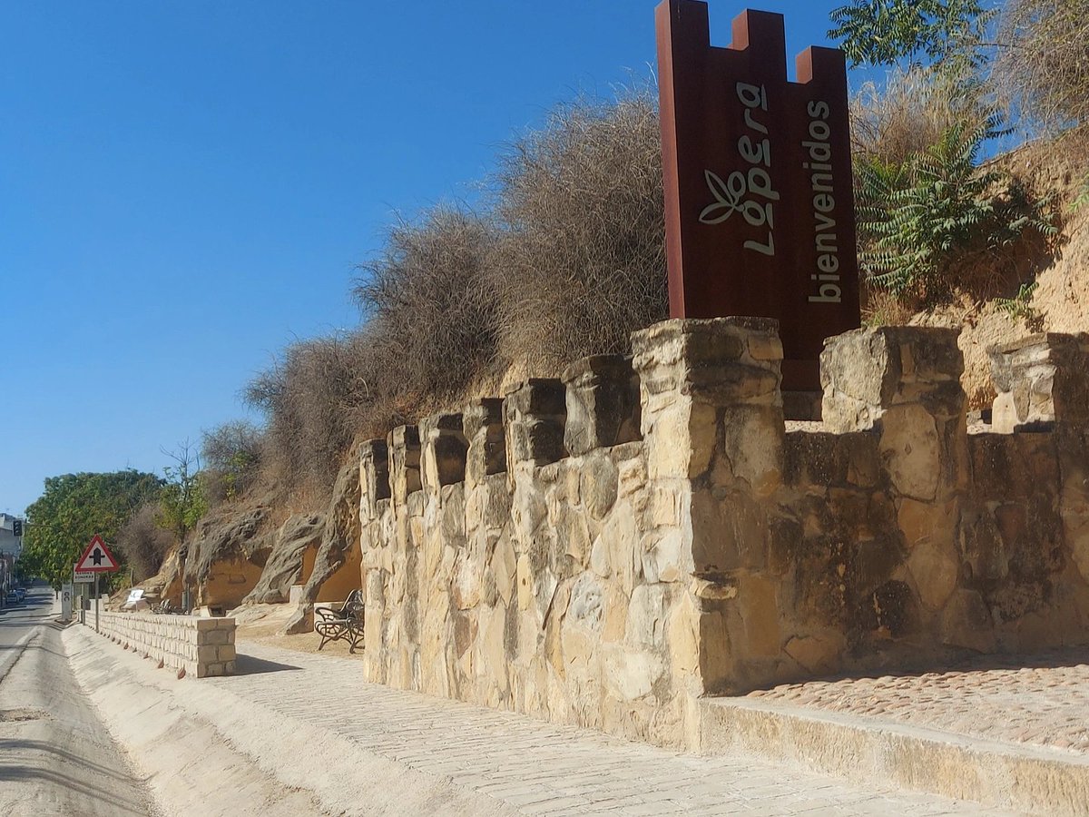 Inauguración de la puesta en valor de las cuevas refugio de #Lopera.
#turismolopera