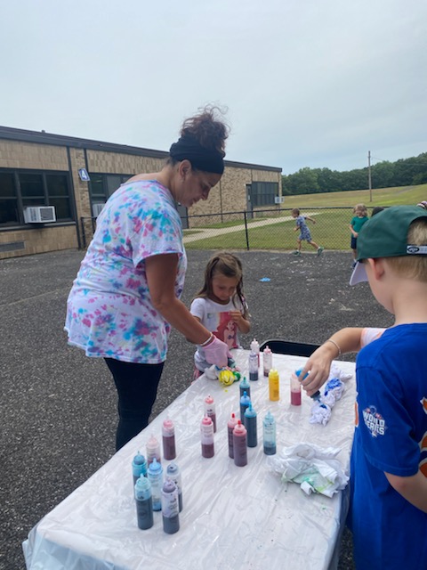 CommackSchools's tweet photo. Our Indian Hollow campers are having a blast doing Tie Dye - for shirts they'll wear for next week's celebration! #CampCommack #SummerFun #CommackSchools https://t.co/UwmLx3YfHg