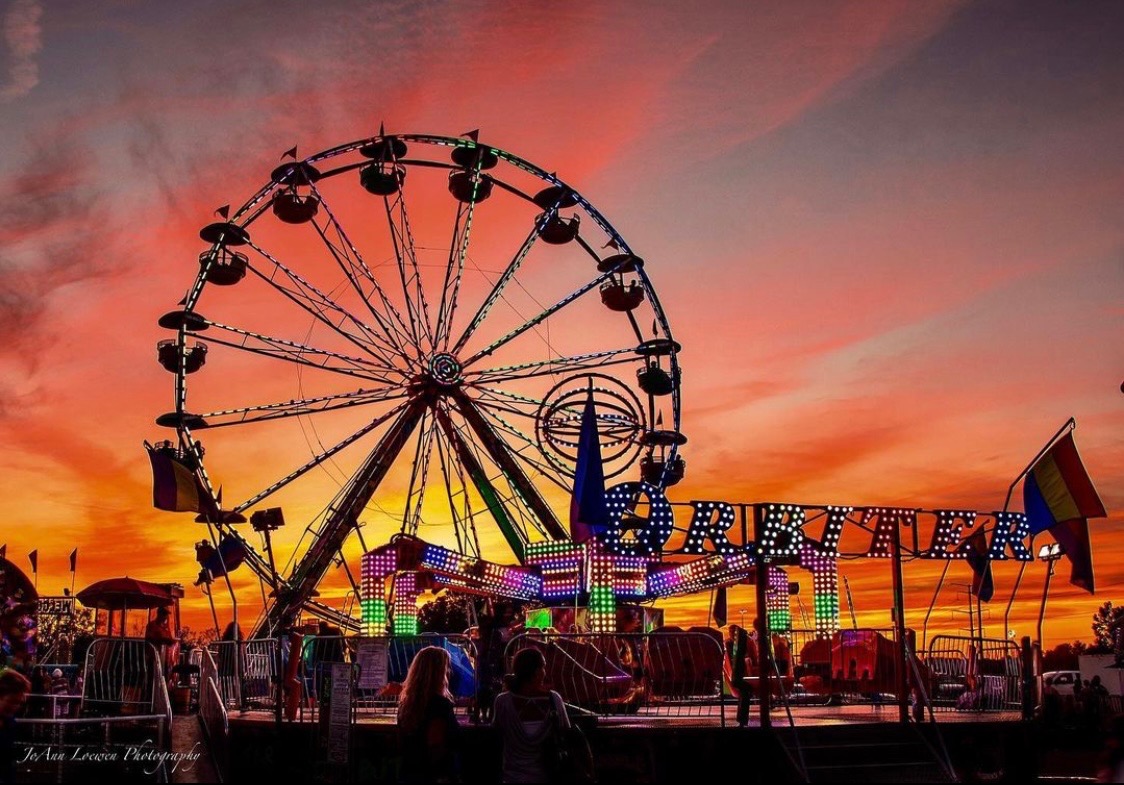 MIStateFair1's tweet image. We are officially less than a month away from opening night of the Michigan State Fair Presented by Ram Trucks! Tell us what you’re most looking forward to! 🌅🎡
.
📸- JoAnn Loewen Photography
.
#michiganstatefair #michiganevent #michiganfun #michiganfair #fairrides #carnival