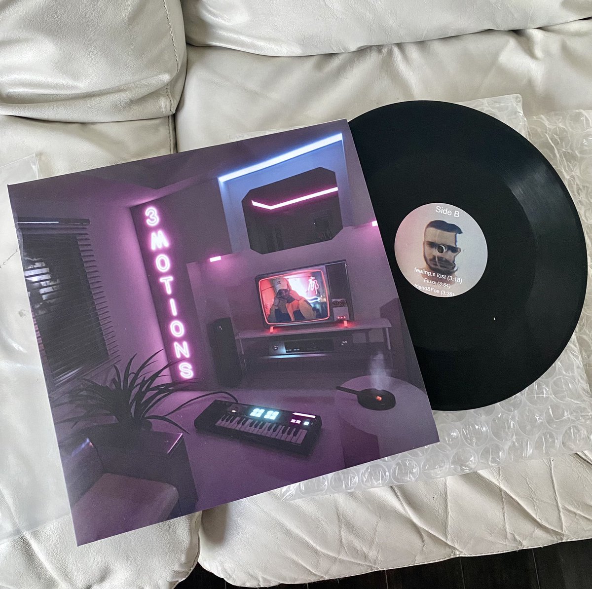 TravNastyART's tweet photo. Just received my physical vinyl from @DefManic 🙌🙏🏻

https://t.co/omLos6hzEh

SUPPORT LOCAL ARTISTS 👨🏻‍🎨🎵 

Who else some cool NFTS that come with some real life hardware? 🏆
#nft #nftcollector #nftart #defmanic https://t.co/6E99p77NNJ