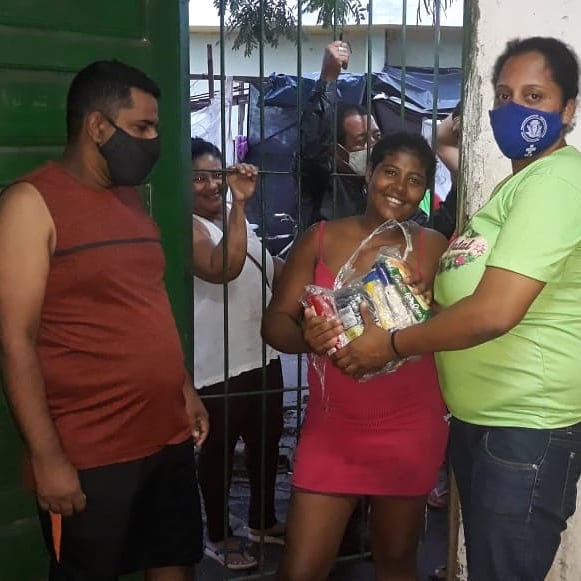 mnlmpe's tweet photo. O MNLM-PE/OLMP em parceria com a ESEF-UPE garantiu nesta quinta-feira(05), comida no prato para às famílias da Ocupação Tiradentes.

🚩MNLM-PE/OLMP🇧🇷

#mnlmrecife #mnlmpe #upe #esefupe #mnlmbrasil #fome #comidanoprato #OcupaçãoTiradentes #santoamaro #olmp https://t.co/ITByf9Lfe3