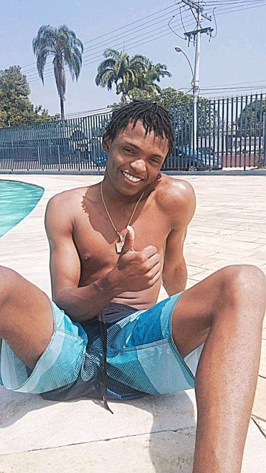 Mlk bom não teve o tempo de se despedir lágrimas cai quando eu me lembro de vc aq o tempo passa, mais na memória continua recente ja mais te apagarei da minha mente..💔😔😭😠