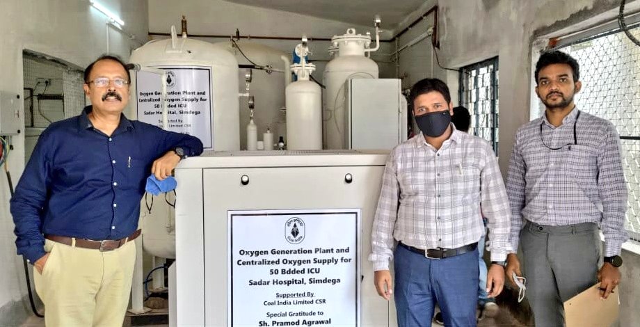 GMCSRCCL's tweet photo. #TeamCSR visited Oxygen Generation Plant (OGP) and centralized oxygen supply system for 50 bedded ICU at Sadar Hospital, Simdega which has been funded by CIL under #CSR.
Team got know how of the OGP and met DC, Simdega to get an insight into ways for early installation of OGP. https://t.co/lzLNSDAwdK
