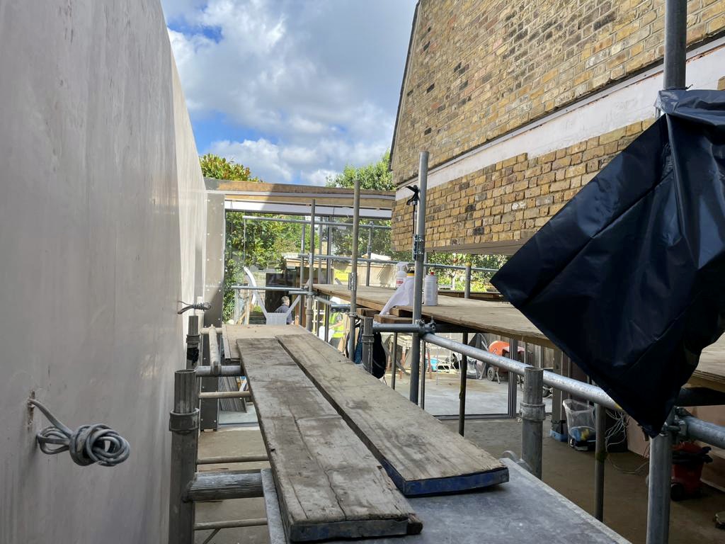 SDStructures's tweet photo. Here's an update on that impressive cantilever we posted a couple of weeks ago. The glass has been carefully lifted over the house and craned into position. Looking great! 
#SiteProgress #SDonSite #Cantilever #EngineerLife #StructuralEngineer https://t.co/gLNcTeoiCZ