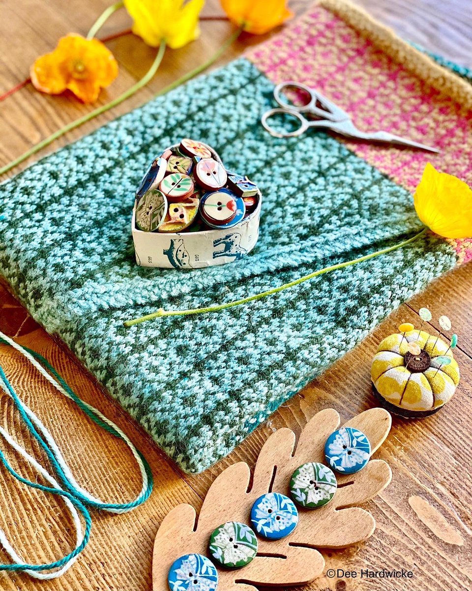 One of the new knitting patterns I’m working on for release this autumn/winter and inspiration from the garden on my studio table today.

Wishing you all a beautiful and peaceful weekend🤍