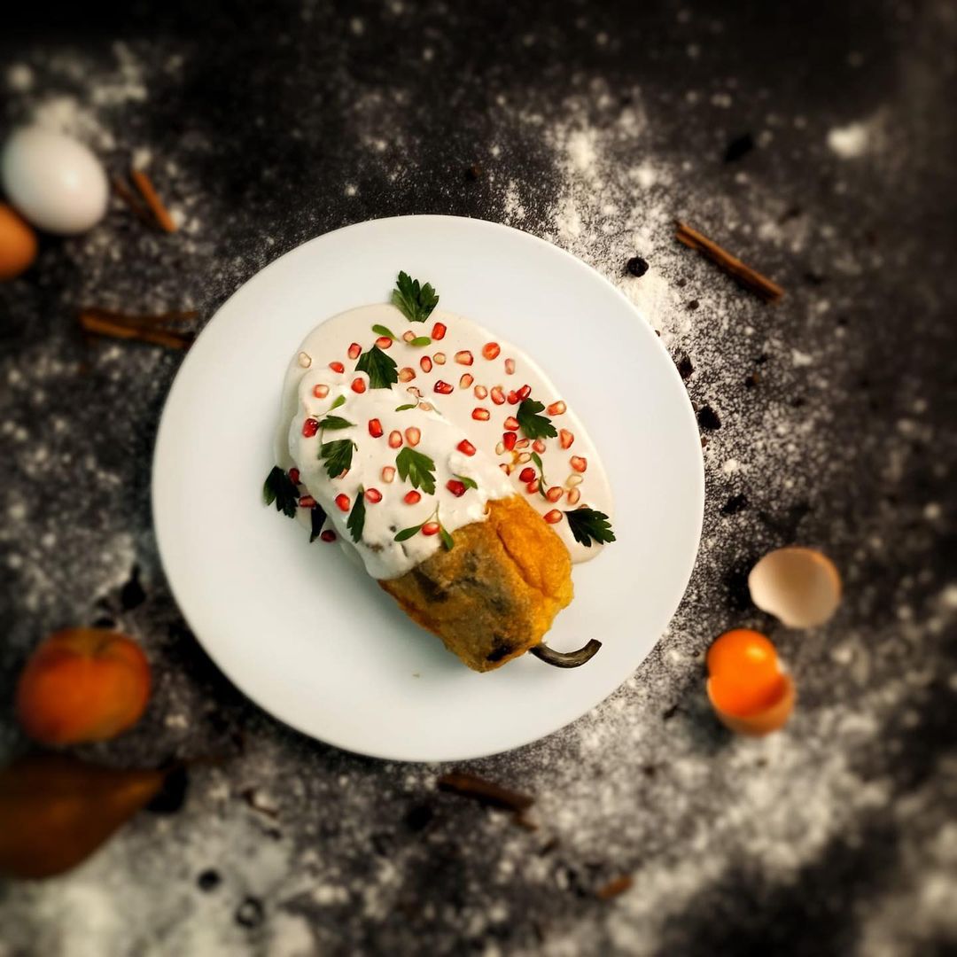 En #CDMX, les recomiendo el #chileennogada del restaurante <a href="/Angelopolitano_/">Angelopolitano</a>. Tiene diferentes opciones de este platillo, como la versión tradicional, la de pato confitado y una opción vegana. ¡Vean el taller que nos dio <a href="/chefquezadas/">Chef Gerardo Quezadas</a>! 👇🏻instagram.com/tv/CRmcRpoAdH_/