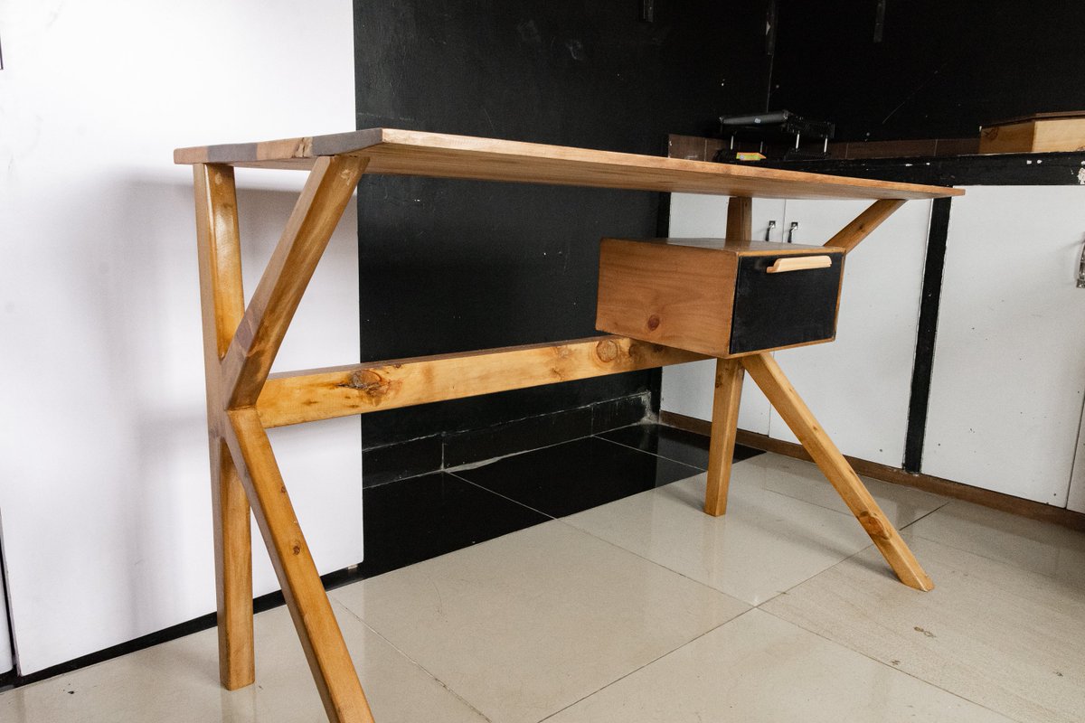 modern_fundi's tweet photo. A simple work desk does help with the work flow🤓🧑🏿‍💻🖥️
#funhomes #woodworking #funoffice #smoothdesign https://t.co/PnopkJosTG