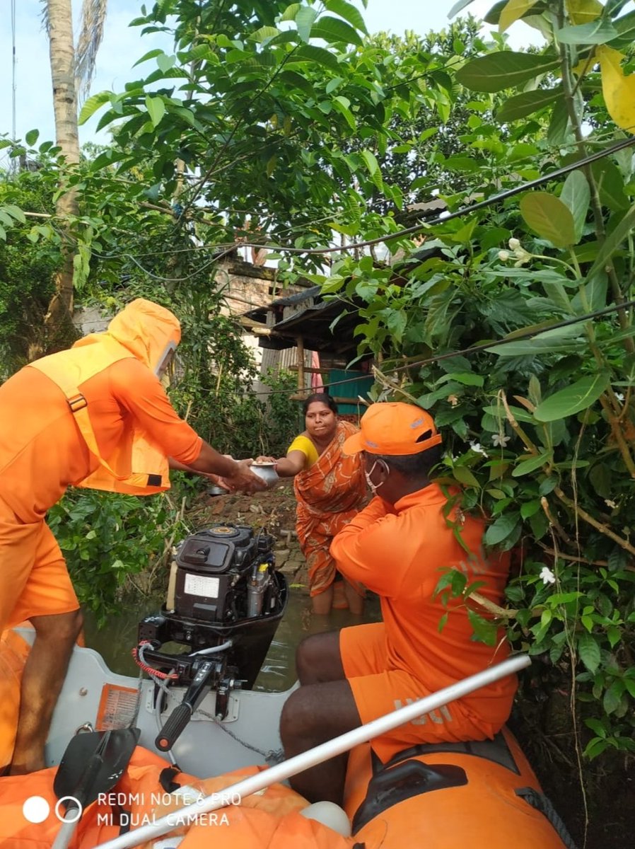 02ndrf's tweet image. आपदा सेवा सदैव सर्वत्र
#WestBengalFloods
#TeamNDRF with #StateAdministration
#ReliefDistribution in #FloodAffected area of villages Siyaguri, Nischintapur,Amta block,Howrah, (W.B.)
@satyaprad1
@ndmaindia
@NDRFHQ
@dmhowrah
@PTI_News 
@ANI 
@wbdmcd 
@SinghGurminder6