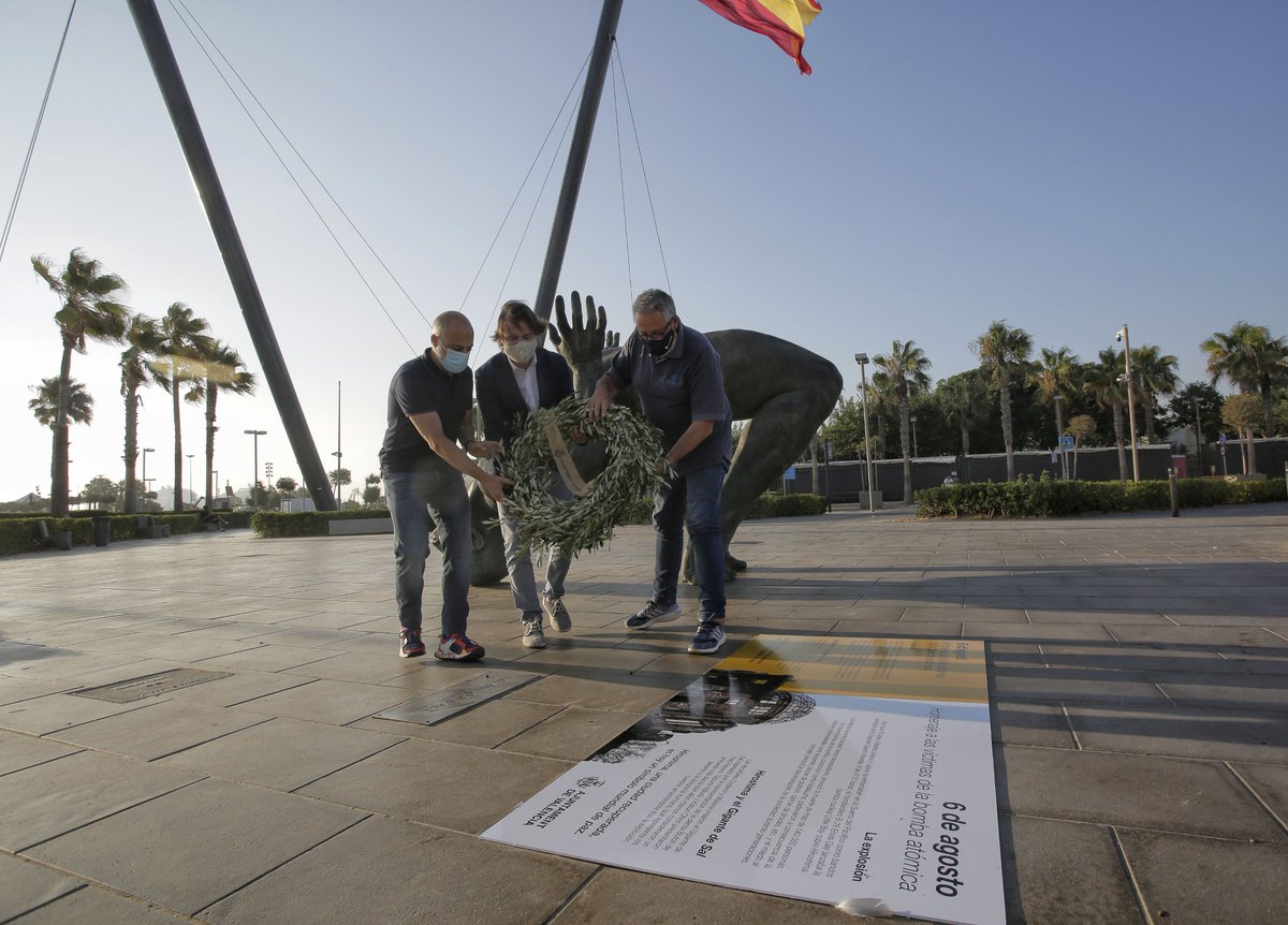 AjuntamentVLC's tweet photo. ➡️ Hem commemorat este divendres, a @lamarinadevlc davant l'escultura del 'Gegant de sal' de #CoderchMalavia, el 76 aniversari del llançament de la bomba atòmica d'#Hiroshima🇯🇵, que va matar 140.000 persones. El monument és un missatge de resiliència.
🔗 https://t.co/59fMljWQzz https://t.co/O0VmiqLUQR
