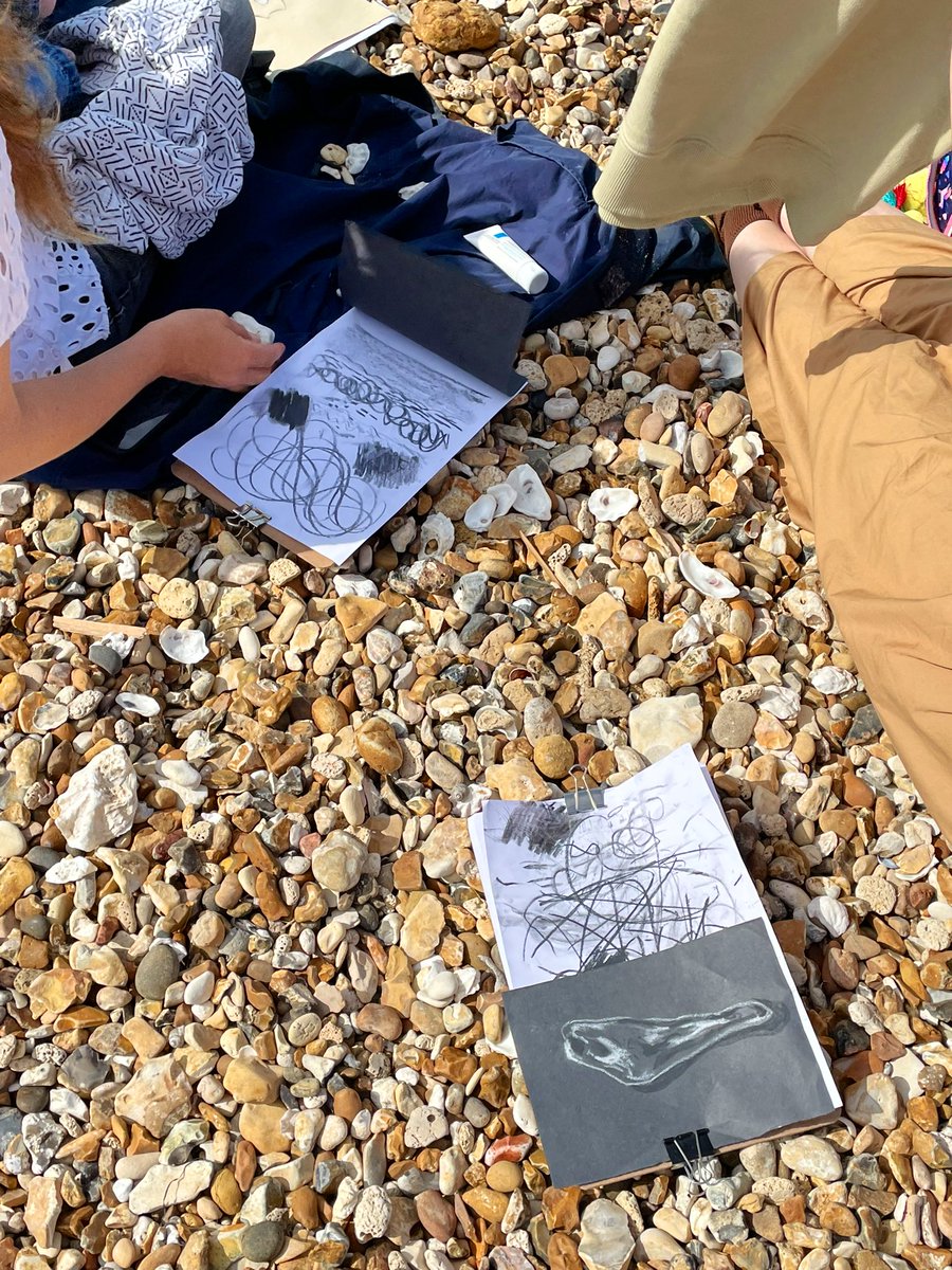 I led an afternoon charcoal & chalk drawing workshop on the beach in #whitstable for a group of children & their parents
#artmakeschildrenpowerful #childrensart #kidsart #parents #drawingtogether #enpleinair