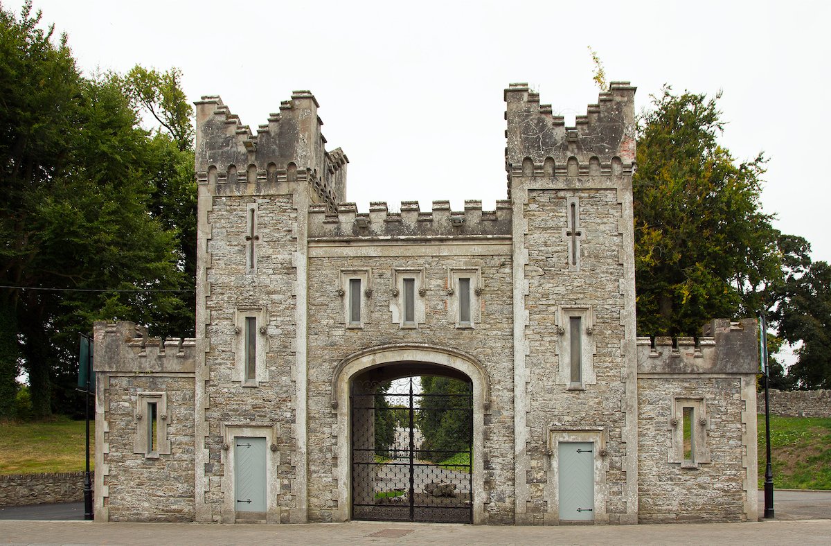 Bellingh4m's tweet photo. The Stone Tower is a historic building located at the entrance of Bellingham Castle.
Once you pass the Stone Tower, you drive through the Castle gates, up the private tree-flanked driveway to the castle.
#castlegates #historiccastle #stonetower #discoverbellingham https://t.co/JFmwNdHL2v