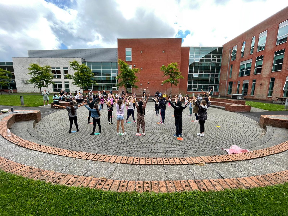 LinksSSP's tweet photo. Wow!!! Been a great week of  #healthyholiday camps @springsacademy1 this week . We finished off with a performance outside. Thanks @MCDTSheffield for your support and @springsacademy1 for letting us use your fab facilities. So many happy faces and talented young people ✅✅ https://t.co/7FQkEFtuLK