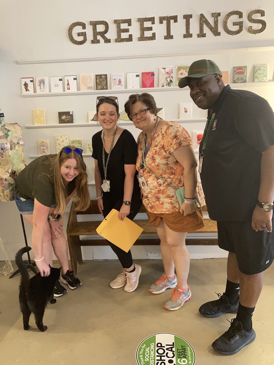Emily_RiderESL's tweet photo. Fisher is the sweetest store cat in Salisbury! #12thstop #5houses1family ⁦@HurleyElem⁩ https://t.co/9vIlAzAUZ7