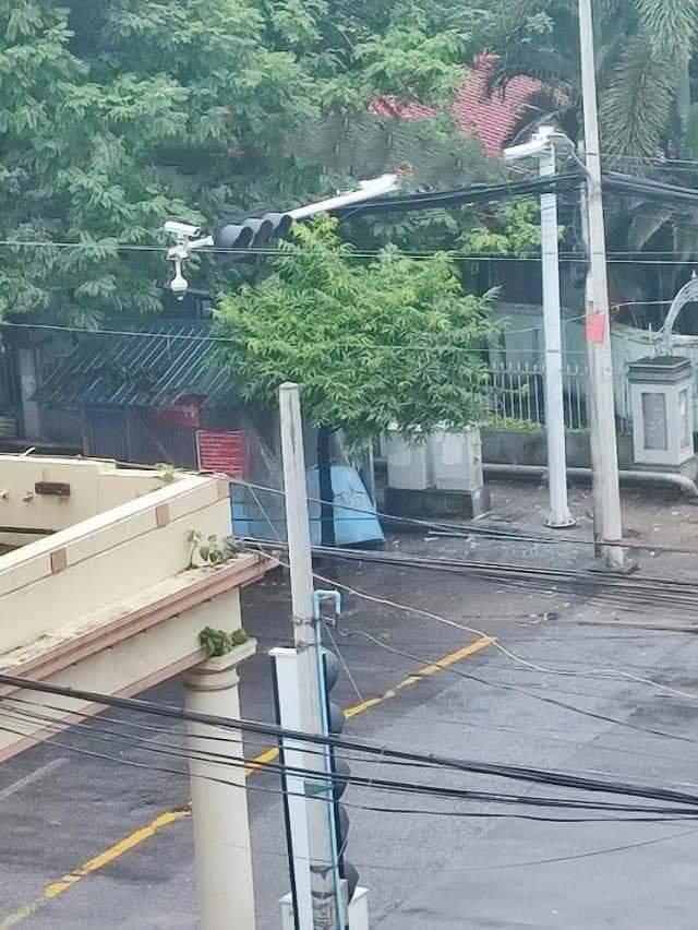 Yangon Lanmadaw Township  According to the reports of the violence, the terrorist roads were blocked after the explosion occurred on August 6 and Bar Road.
#WhatsHappeningInMyanmar 
#Aug6Coup 
#OurGovernmentNUG 
#DreadfulCovidAmidMilitaryCoup 
#JuntaUsesCovidAsWeapons 
#Myanmar