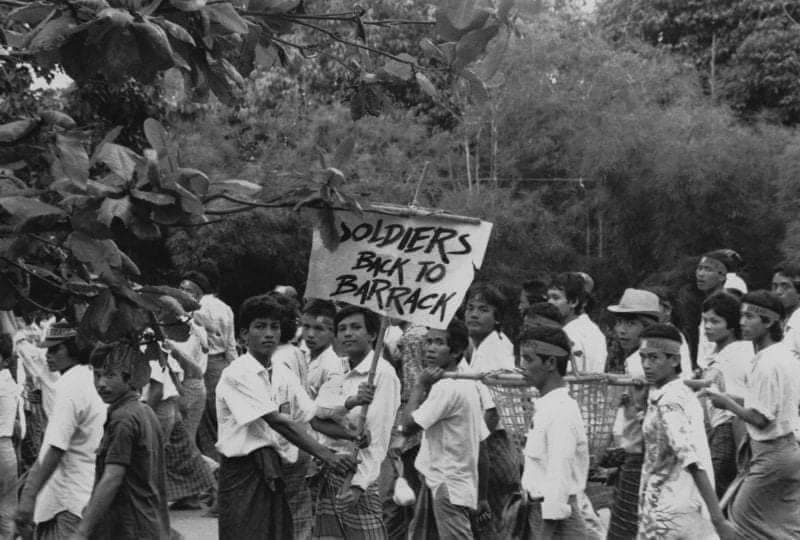 "Soldiers Back To Barrack''

Footage from 8888 Uprising, Burma &amp; history repeat itself.

But this's the last battle,
So we win or end up like North Korea?
It's all our choice.

#WhatsHappeningInMyanmar
#MilkTeaAlliance