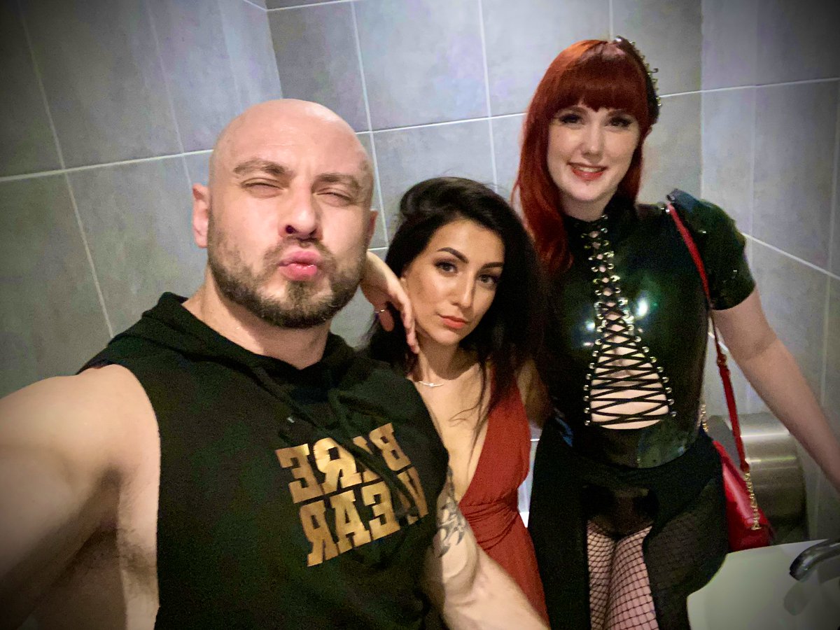 When you find the place for a selfie where the lighting is good 📸 @marshallarkley & @MisuEevee @SNAP_Awards & @fyeolondon