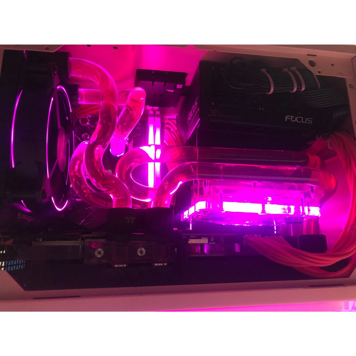 xoblondebby's tweet image. Still obsessed with her 💖 #gamingpc #pinkpc #miniitx #custompcbuild #custompc #custombuild #hardlinetubing #watercooledpc #pcgamer #gamergirl #tinypc #cute #obsessed