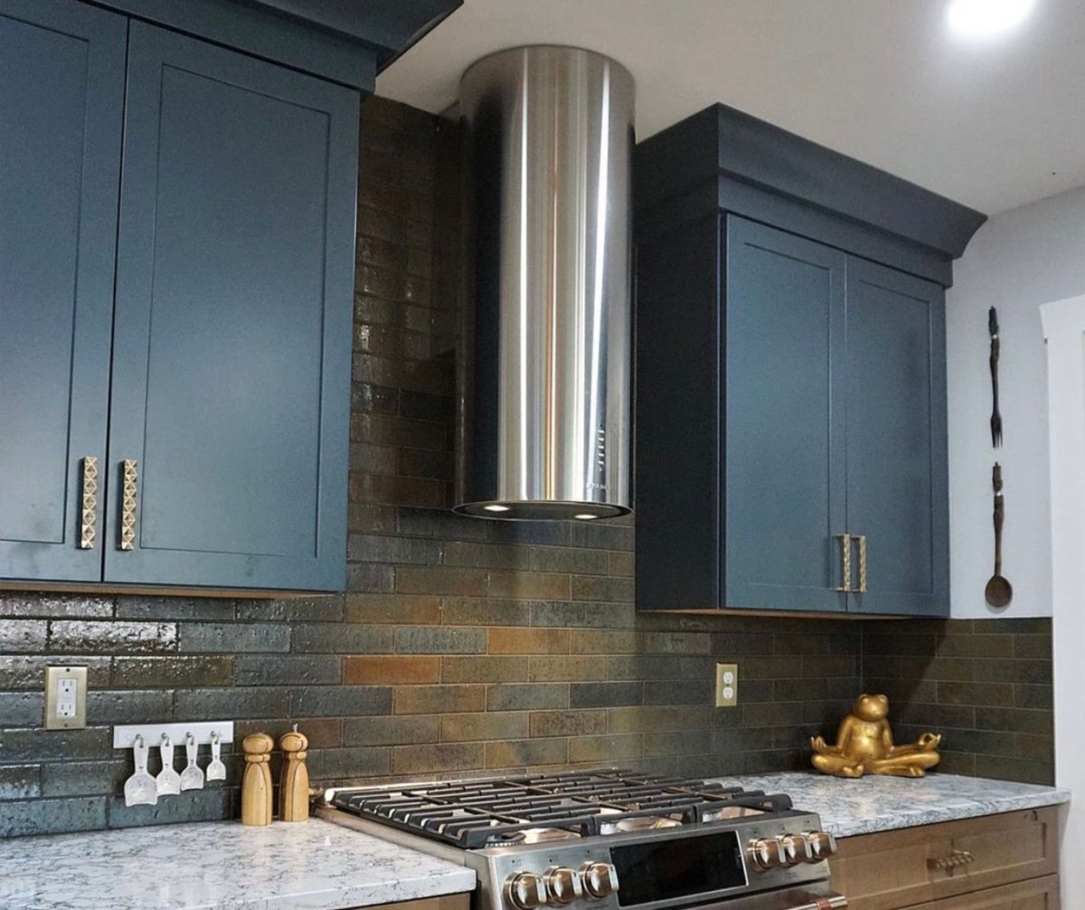 The Cylindra stainless steel wall hood looks extra luxurious in this gorgeous kitchen design from @jenniferhutton_pro 😍#faberairmatters