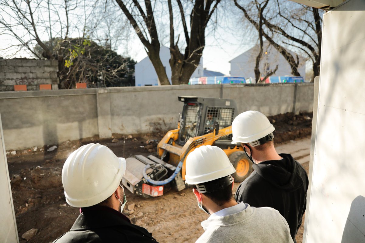 minsaurralde's tweet photo. 🏥 | Recorrí la obra del nuevo Hospital Odontológico Oftalmológico que tendremos en el @MunicipioLdeZ junto a @martinchoren_ y @EmiPiergiovanni.👷🏻‍♀️👷🏻

Me emociona ver todo lo que podemos hacer en equipo. Estamos construyendo nada menos que 3 hospitales en medio de una pandemia. 🙌🏻 https://t.co/AQhCQhoWZo