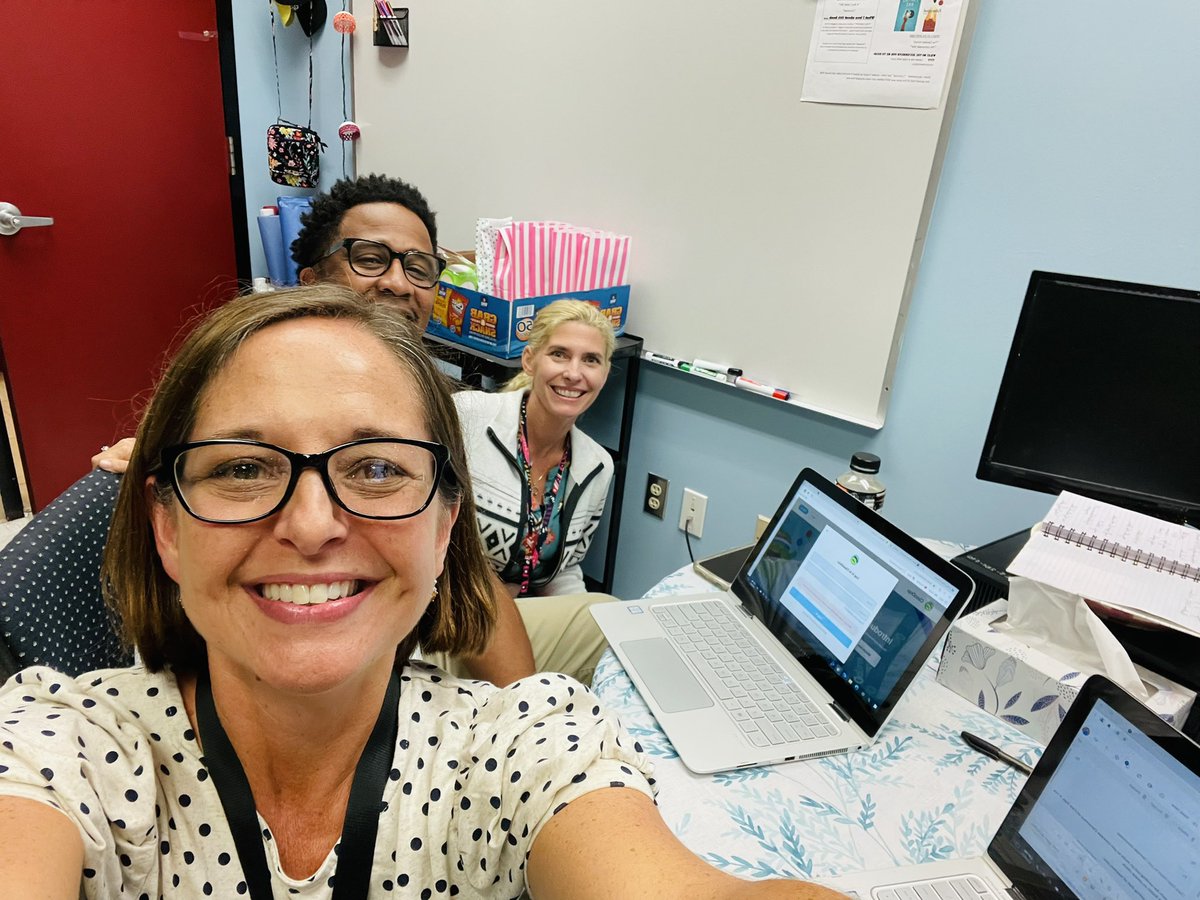 TeachMrsDTeach's tweet photo. Exploring all things @ClassDojo w/ our @The_GESGators admin/lead learners! @casflores_vb @MrBrown_Civics @IRCSchools #dojochat #classdojomentor https://t.co/ZIq1zojr7p