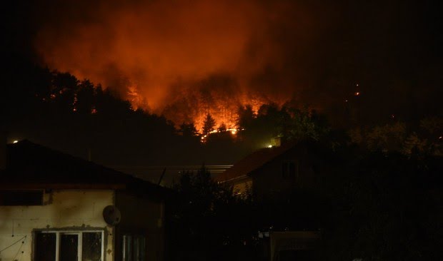 sunfflouwerry's tweet photo. Bulgaria is currently burning too, people have already lost their lives, animals are getting hurt and properties are burning, a whole school burned. please rt to spread awareness!!! https://t.co/n1aDMjc2BF