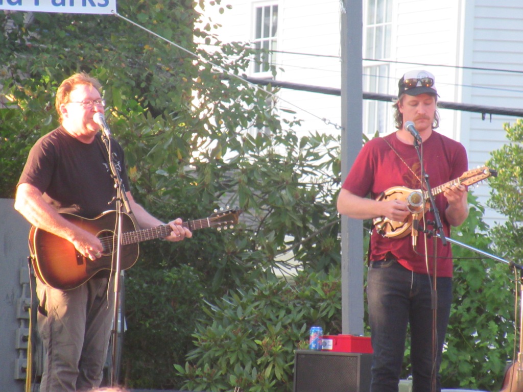 QOTDCT's tweet photo. #RecentConcerts:
Tim Grimm and the Family Band in Ridgefield's Ballard Park, 8/5/2021,
the latest show in the @CHIRPCT concert series
[First set] https://t.co/7j37Lb5rta