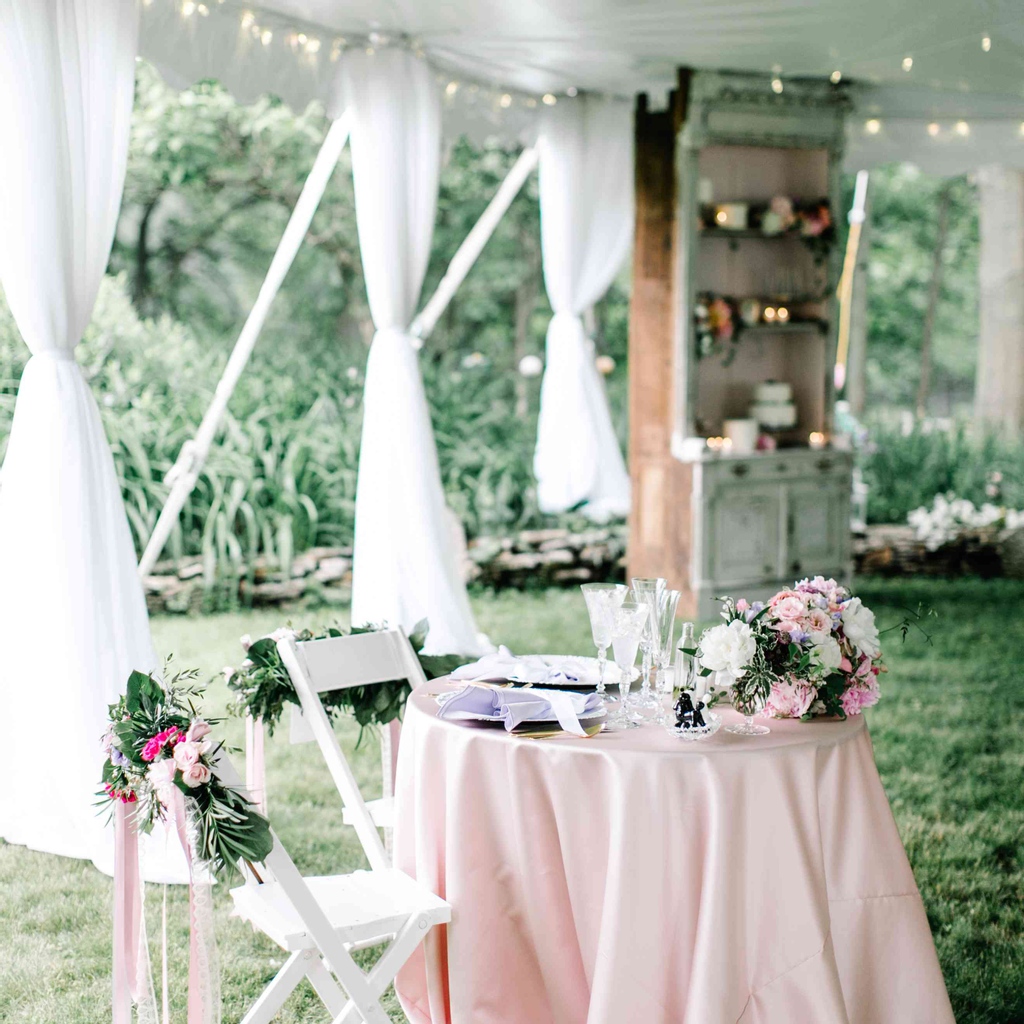 Linens can include decorative elements like lace, sequins, and tulle. Consider your wedding theme and personal preferences when choosing a material for your table linens. ✨