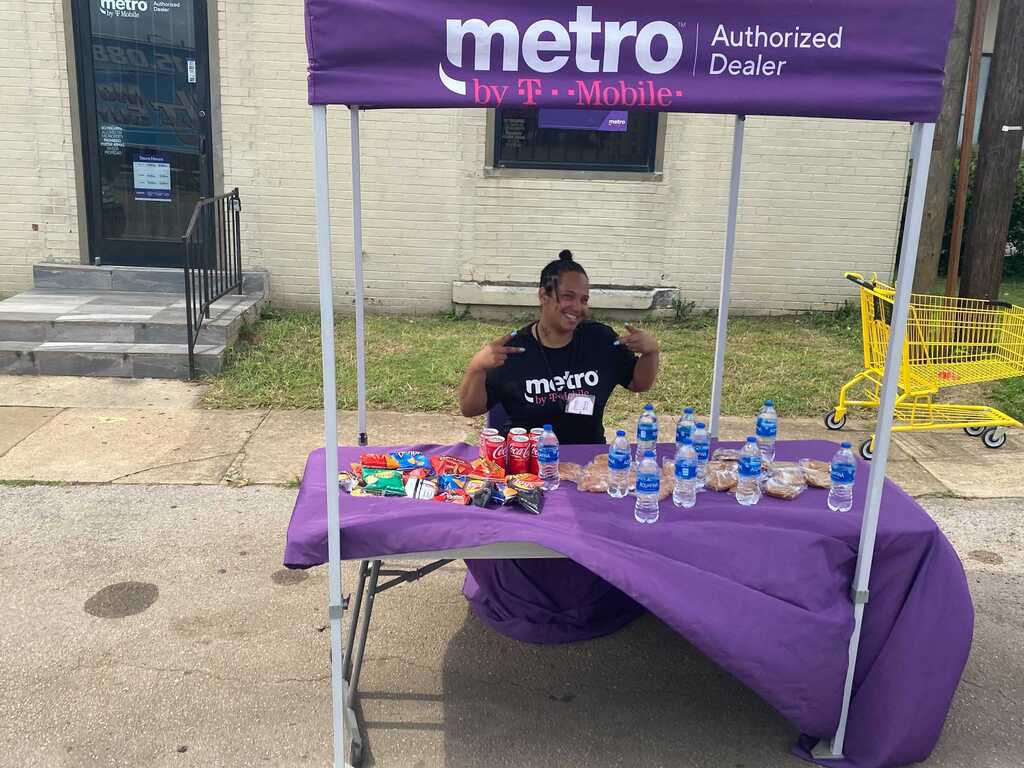 Drewski82_'s tweet photo. The wind was blowing but doing the best to get Customers in the door. Who doesn’t like an afternoon snack? @garybenson1 @TonyCBerger @meganpanicucci #eventchallenge https://t.co/znTpxmFsLR