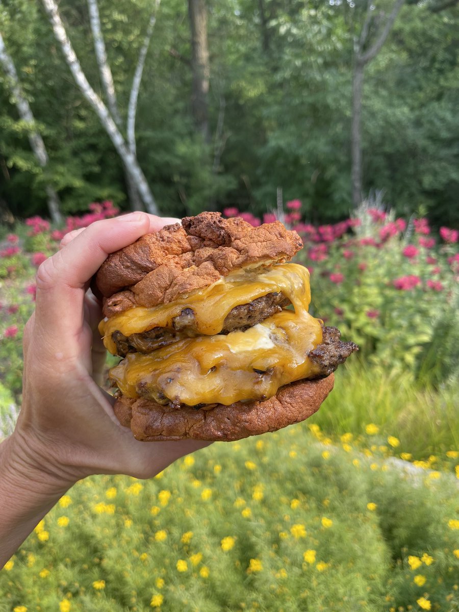 MariaEmmerich's tweet photo. Friday cheat day! But not really when the double burger is on my zero carb protein sparing bread ๐ช
#cheatdayfriday #psmfbread #doublecheeseburger #alfresco https://t.co/ta5afgpduw