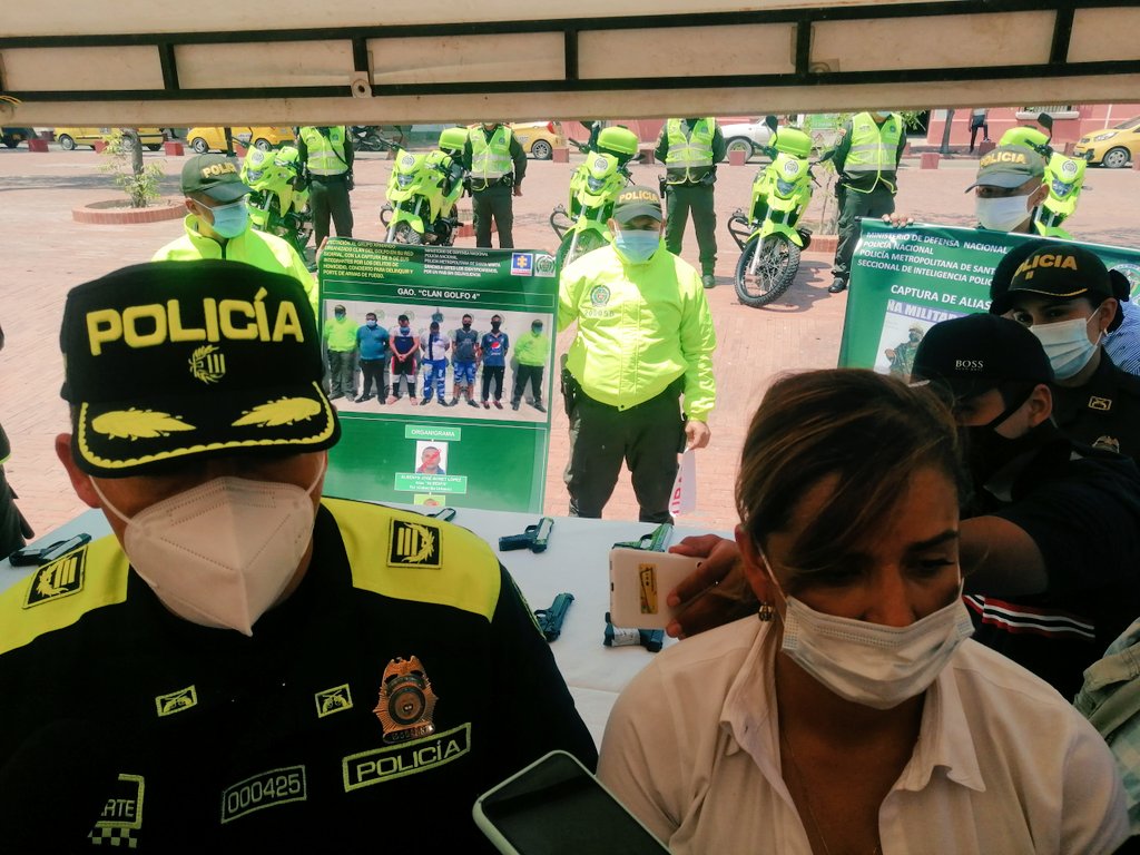 SandraVadel's tweet photo. Hoy estuvimos con el Cr Oscar Solarte de @PoliciaStaMarta entregando resultados a los samarios, no claudicaremos en la lucha para seguir enfrentado a los criminales representados en los grupos ilegales, la institucionalidad seguirá velando sin descanso por los samarios. https://t.co/38NaIKxUDI