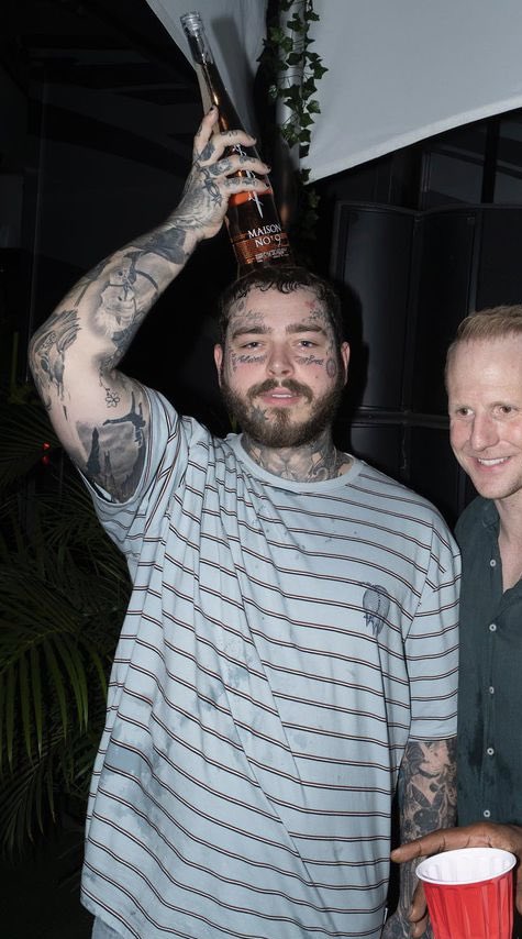 almondblondies's tweet image. This man and putting drinks on his head 😭😭❣️